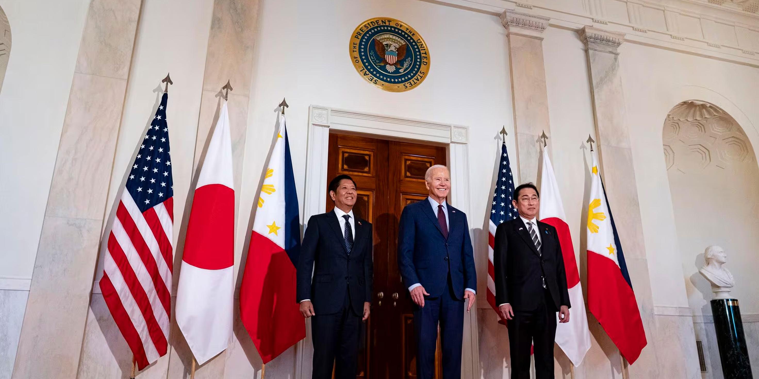 ما الذي انتهى إليه اجتماع واشنطن بين الولايات المتحدة واليابان والفلبين؟